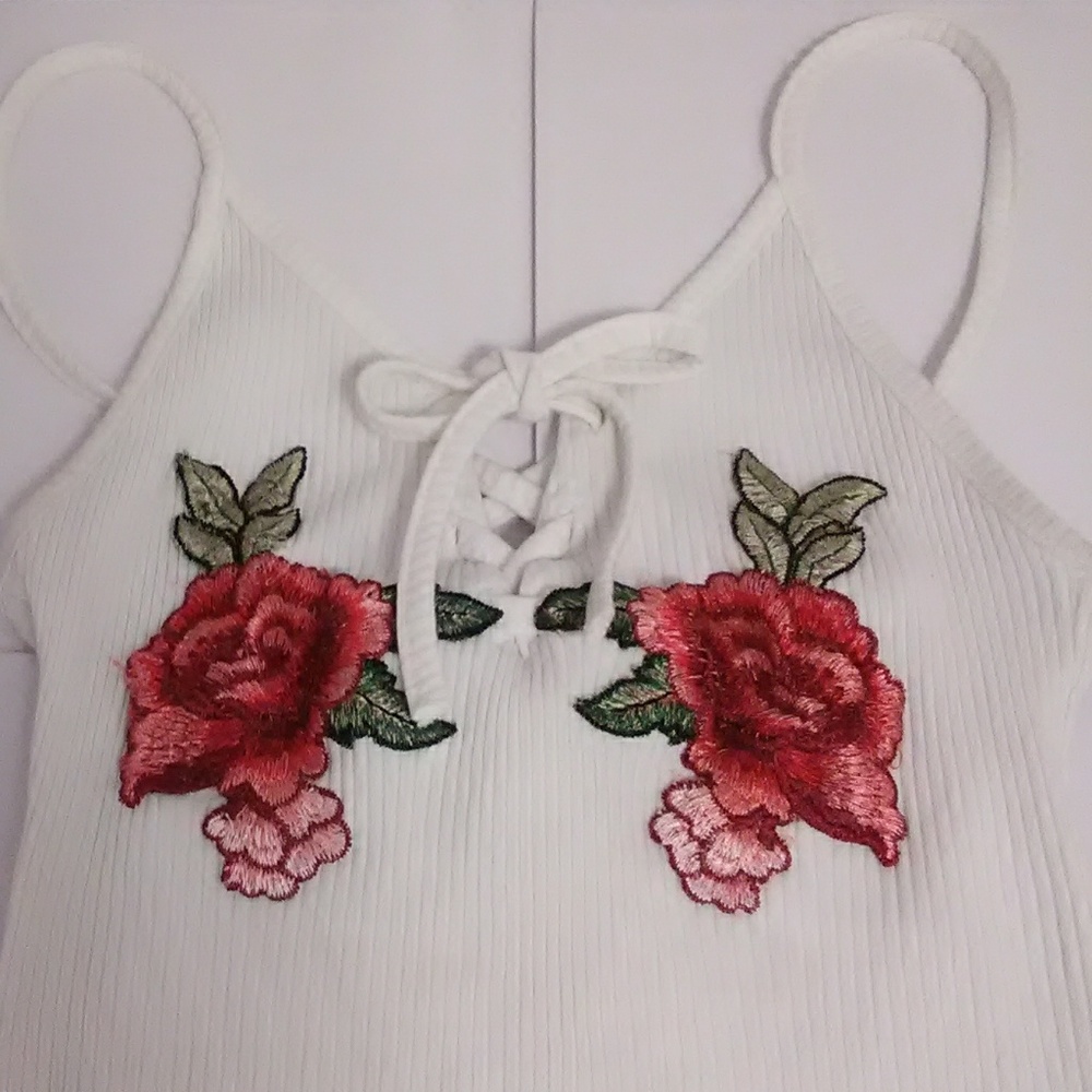 embroidered rose cropped tank - Picture 3 of 5